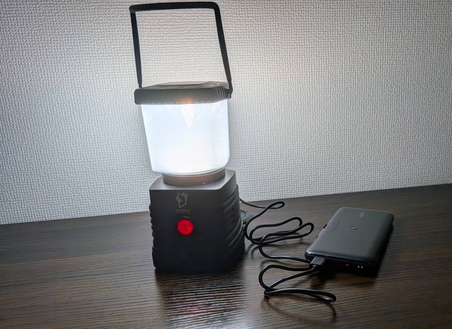 ZASHBEAR LEDランタンをモバイルバッテリーにつないで充電している様子